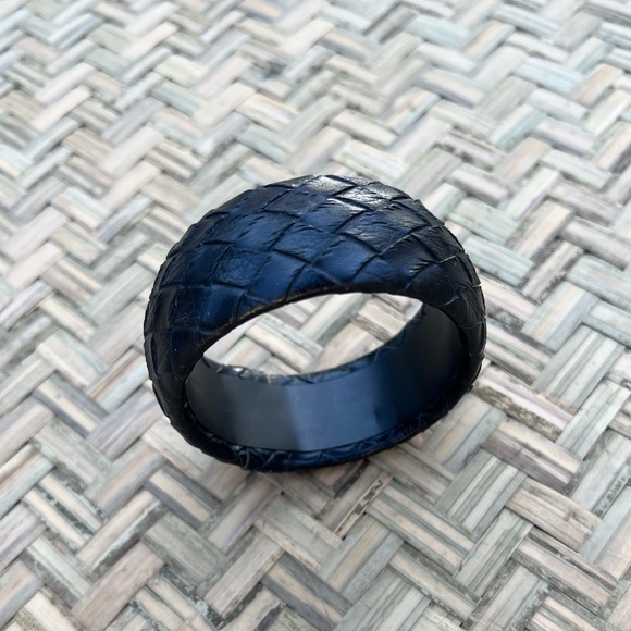 GORGEOUS BLACK WOVEN BANGLE BRACELET -‎ BRAND UNKOWN but MAJOR BOTTEGA VIBES - Picture 1 of 7